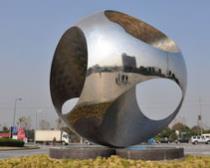 不銹鋼雕塑是工業(yè)發(fā)展的結(jié)果，豐富了雕塑市場